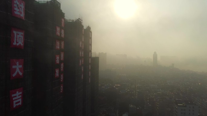 雾霾空气污染城市清晨阳光平流雾云层逆光