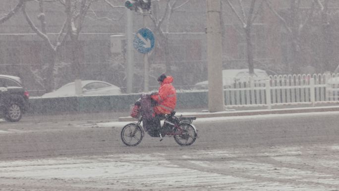 北京风雪中骑车的行人