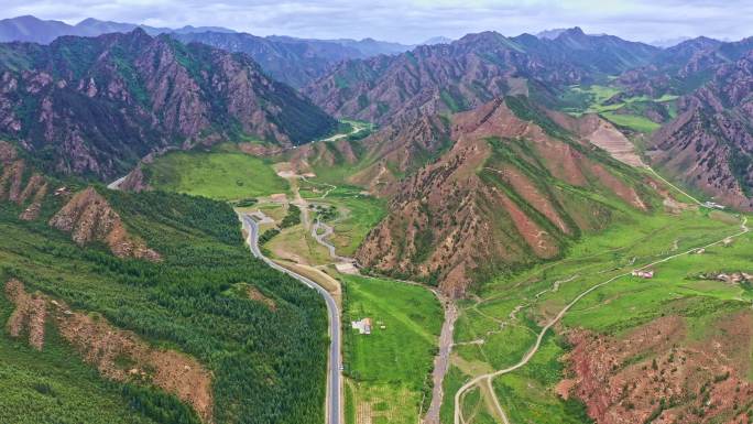 中国西部青藏高原甘肃省武威市山谷中的公路