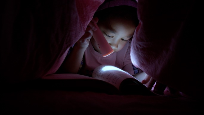 小孩躲在被窝里打手电看书