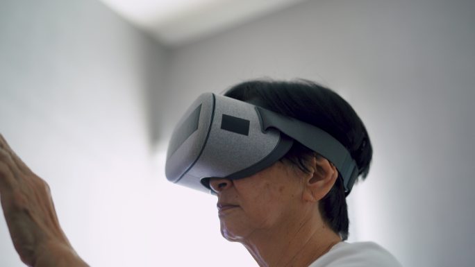 女性在家使用虚拟现实眼镜进行手部互动。
