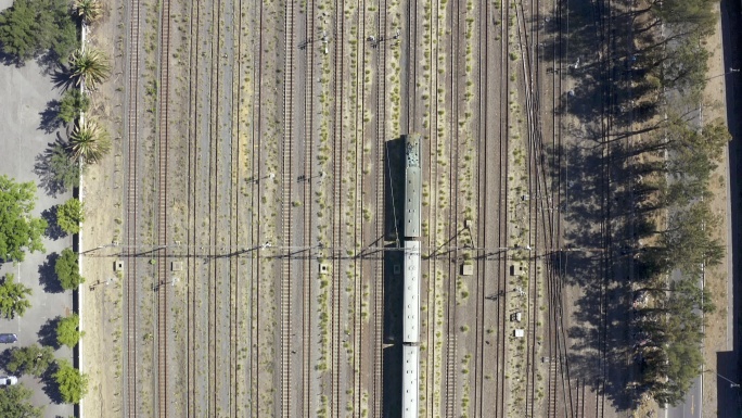 一列火车在外面轨道上行驶