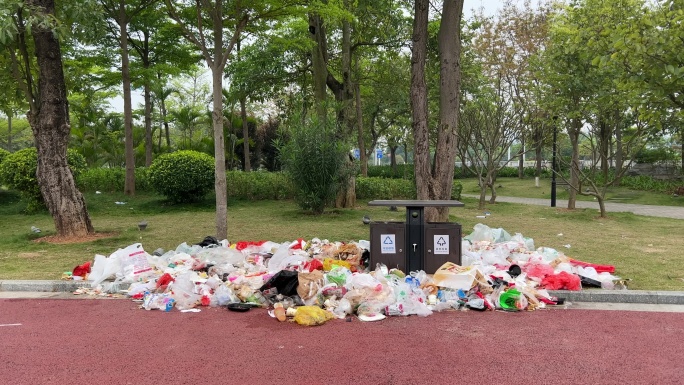 清晨滨江公园里的垃圾成堆过夜垃圾