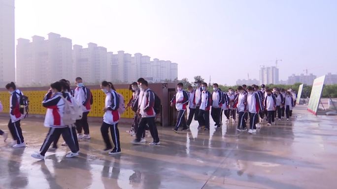 早晨初中生排着整齐的队伍走进学校教室