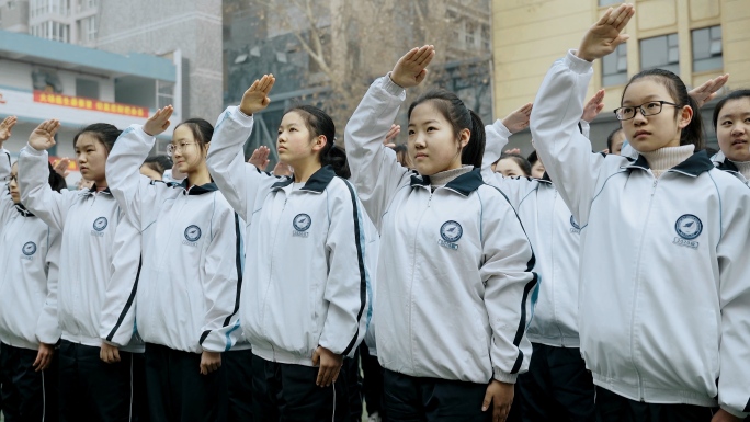 中学生团校敬礼