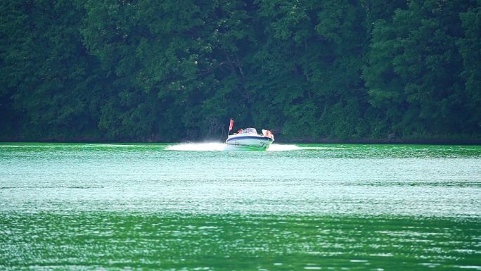 湖面上的快艇慢动作升格拍摄