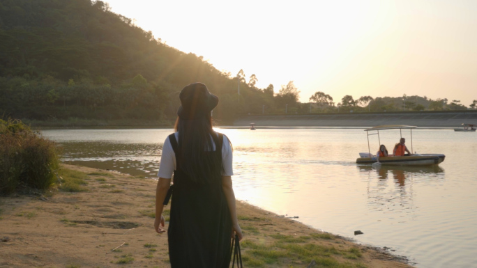 唯美夕阳 年轻女性湖边吹风散步背影 升格