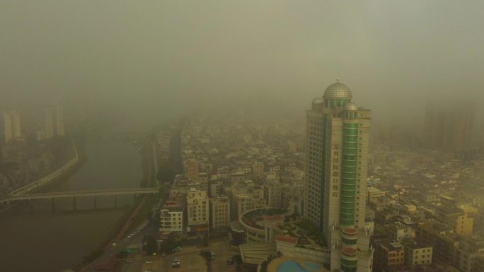 雾霾空气污染城市清晨阳光平流雾云层逆光
