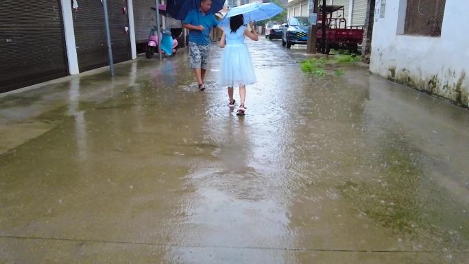 小女孩撑着雨伞