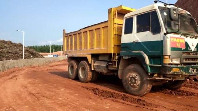 土石方运输工程车泥头车运输过程泥头车