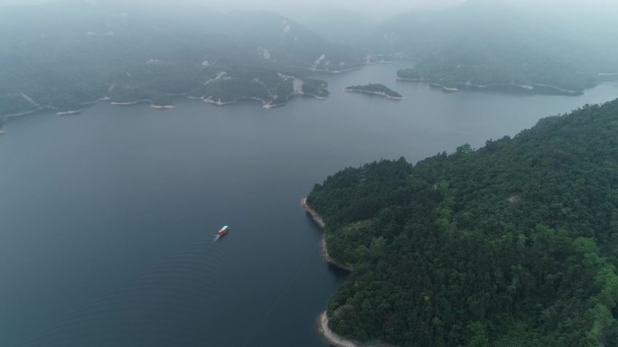 森林公园船在水面划动俯瞰船游动水质清澈