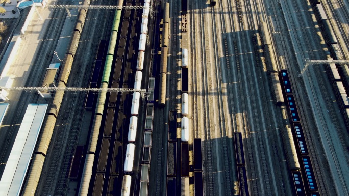 货运列车和火车站鸟瞰图