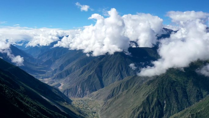 西藏林芝横断山脉顶部的云雾延时