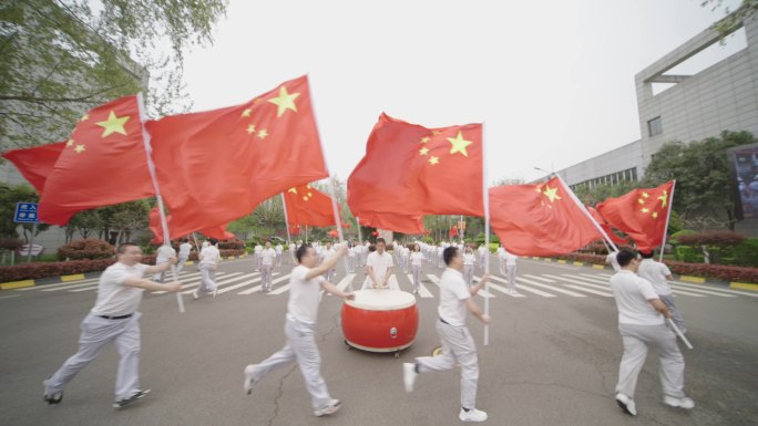 五四青年奔跑 红旗飘扬 希望力量