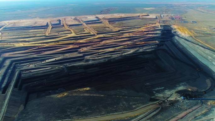 新疆准东煤田 露天矿场 煤炭开采 航拍