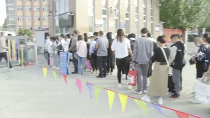 寄宿制初中高中入学拿着行李物品进校门