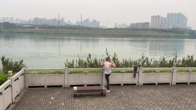 清晨滨江公园健身晨练运动锻炼身体的青年人