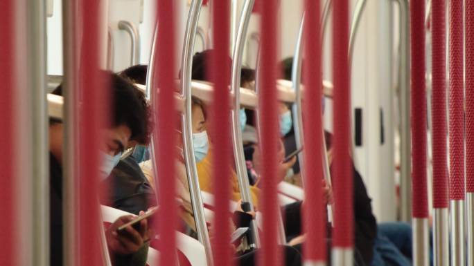 地铁司机 戴口罩 乘客玩手机