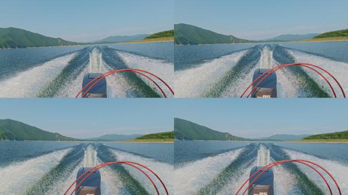 吉林松花湖湖面上的快艇尾部发动机水流