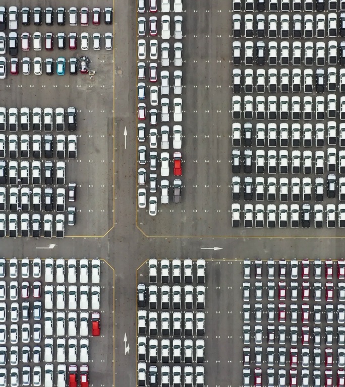 新混合动力汽车生产停车场鸟瞰图