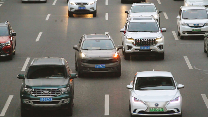 机动车变道超车，城市道路交通路况车流加塞