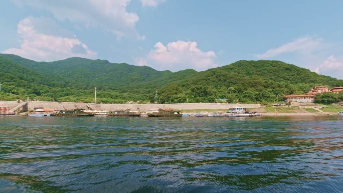 中国吉林松花湖湖面上航行的船与湖水面蓝天