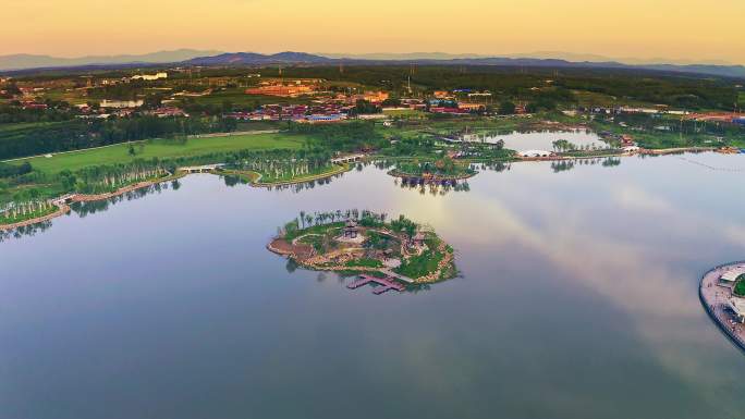 中国吉林省梅河口海龙湖公园黄昏夜景航拍