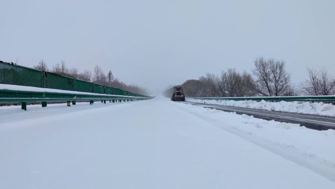 铲车清理高速上的积雪保证畅通