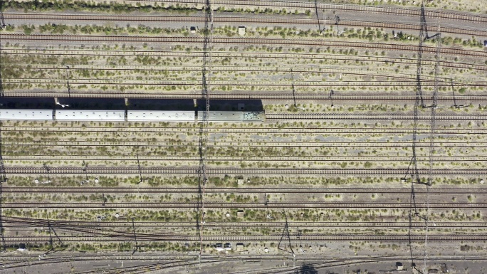 一列火车在外面轨道上行驶