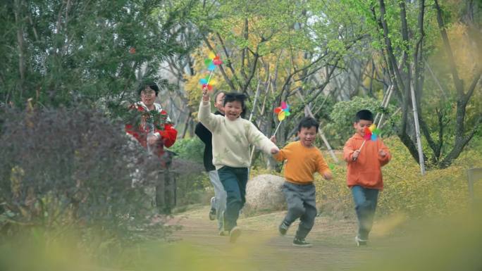 小孩小朋友孩子儿童奔跑玩耍风车农村乡下跑