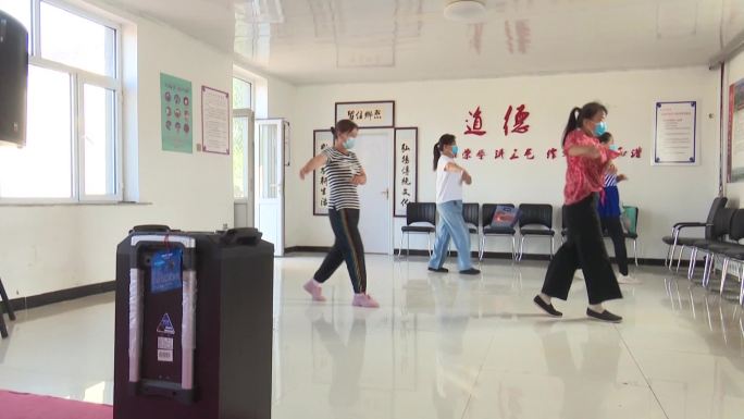 农村村民在村民活动室跳舞运动健身