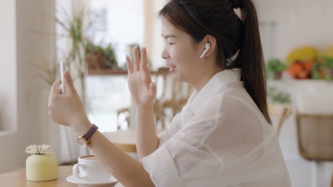 4K都市女白领咖啡店用手机视频通话