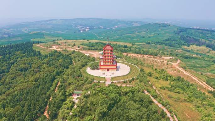 中国吉林省伊通县南山风景区山顶的佛教寺庙