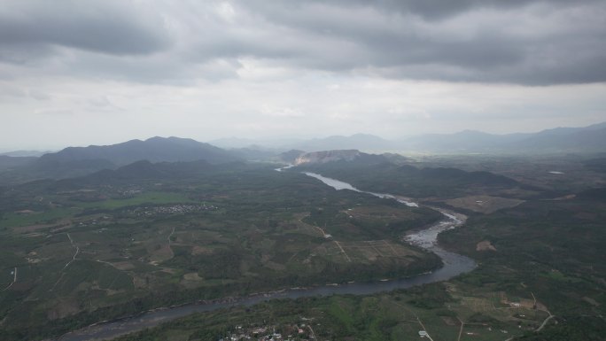 山峦河流村庄农田后飞