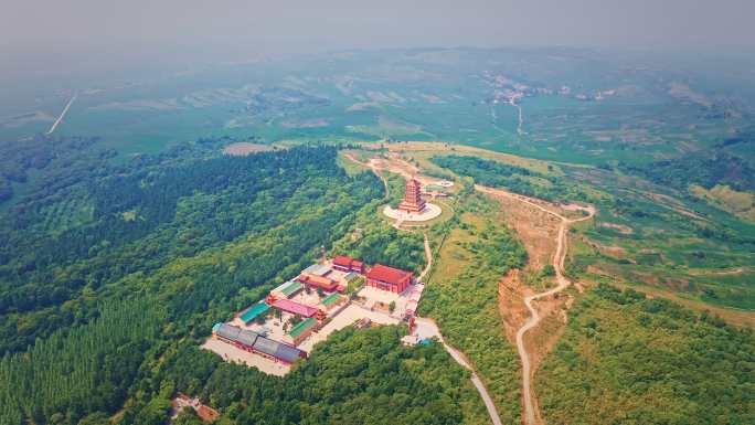 中国吉林省伊通县南山风景区山顶的佛教寺庙