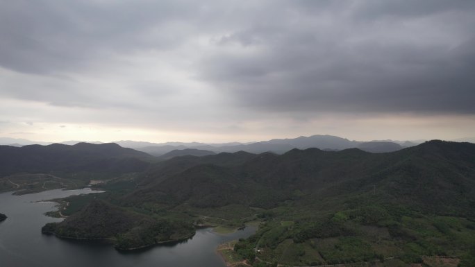 飞向河流山脉山林