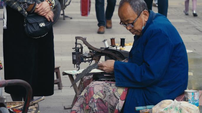 街头传统修鞋老人