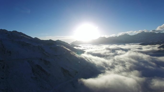 大气雪山云海航拍