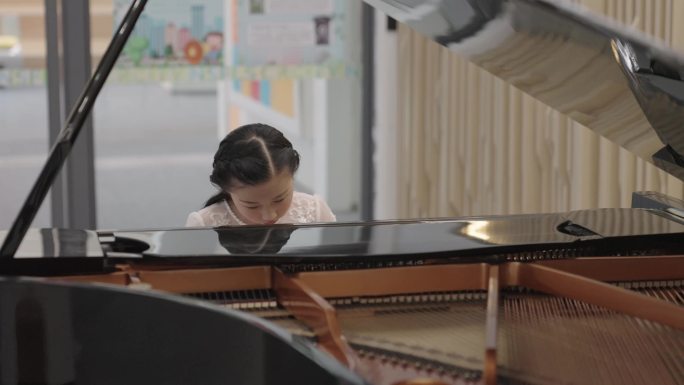 学生校园钢琴演奏