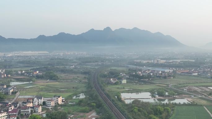 航拍浙江诸暨牌头斗岩风景浙赣铁路早晨薄雾