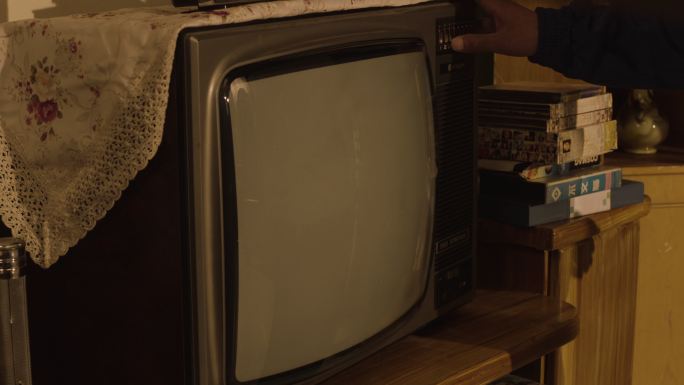 90年代打开老式电视机看电视带绿幕可抠像