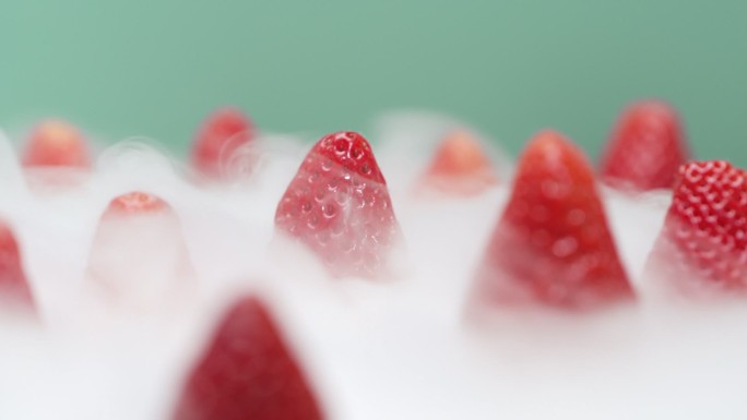 一组仙气飘飘的慢动作新鲜草莓