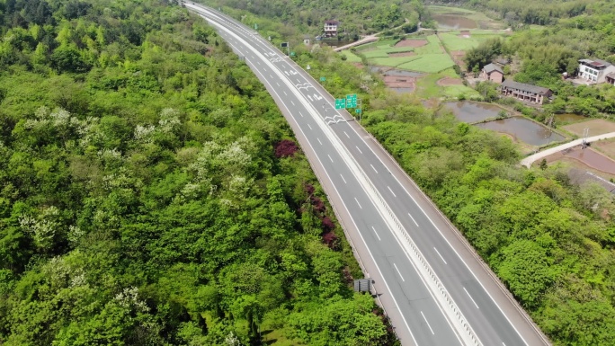 汽车很少的高速公路