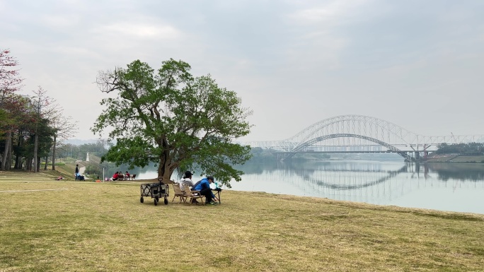 新冠疫情下市民在邕江滨江公园的休闲漫生活