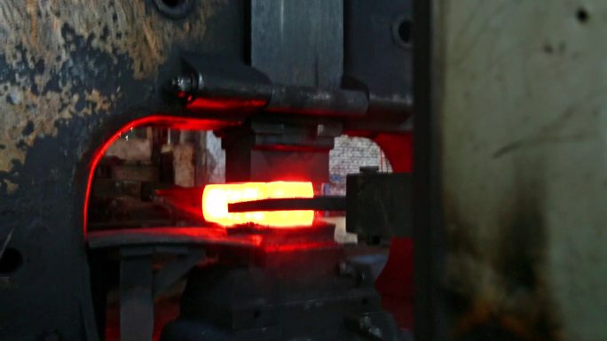 工业生产·轧钢机轧制钢铁
