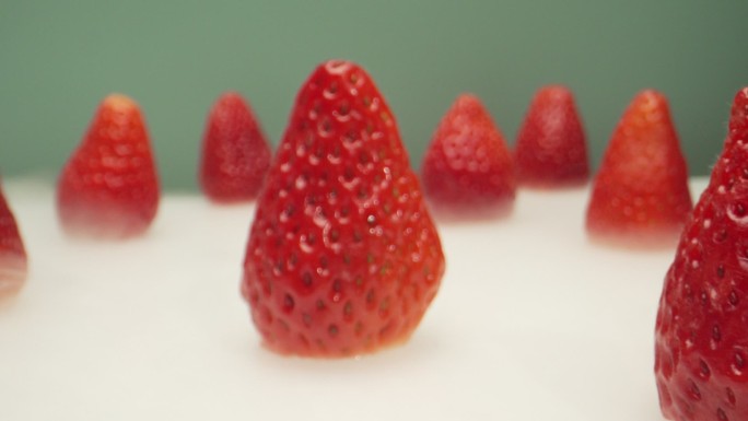 一组仙气飘飘的慢镜头新鲜草莓