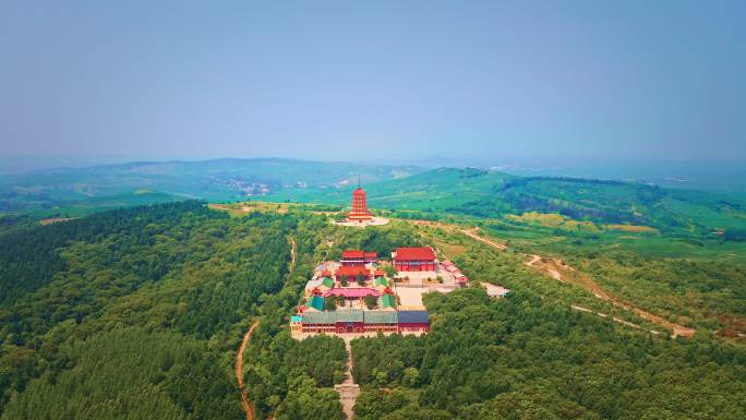 中国吉林省伊通县南山风景区山顶的佛教寺庙