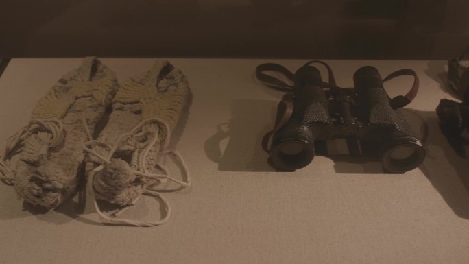 抗战时期望远镜水壶和草鞋
