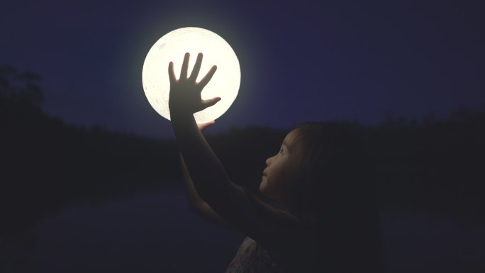抱着月亮的女孩婴儿亲子互动陪伴家庭温馨聚