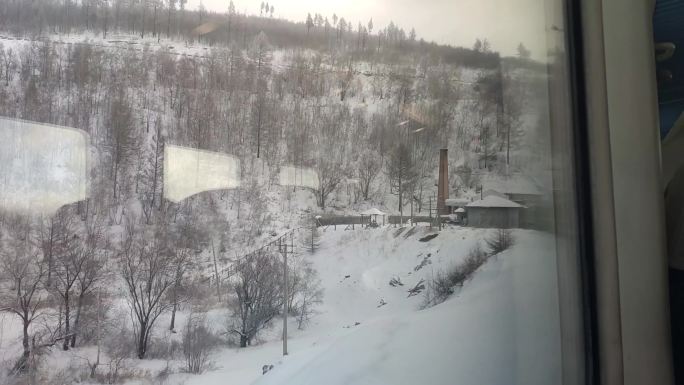 火车从雪原开进隧道